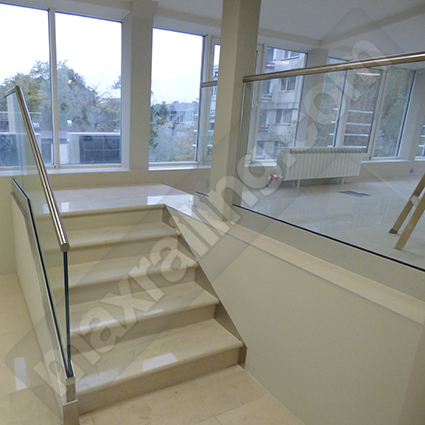 стъклен парапет с профил